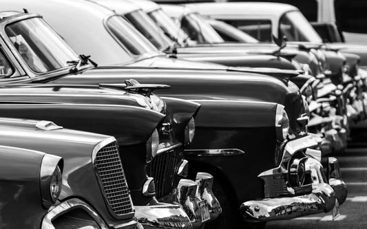 L'Histoire des Voitures Classiques en Noir et Blanc : Une Exploration Visuelle - Drivarts